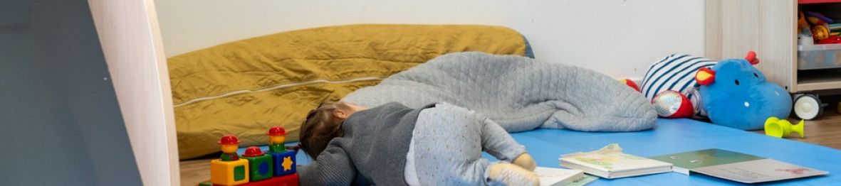 Un enfant allongé 