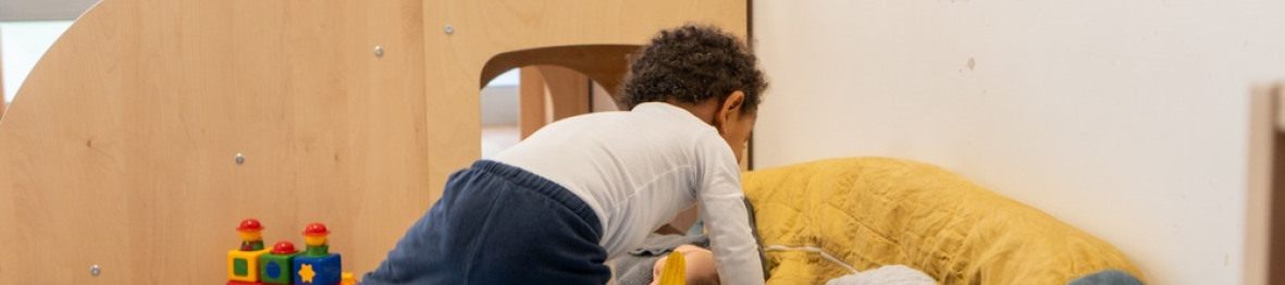 Un enfant en crèche qui joue 