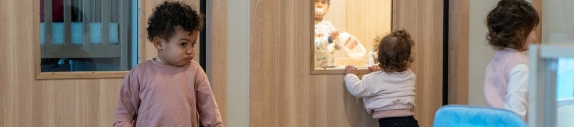 Un groupe d'enfants en crèche qui jouent 