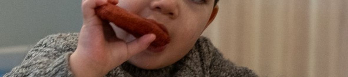 Un enfant en crèche qui mange