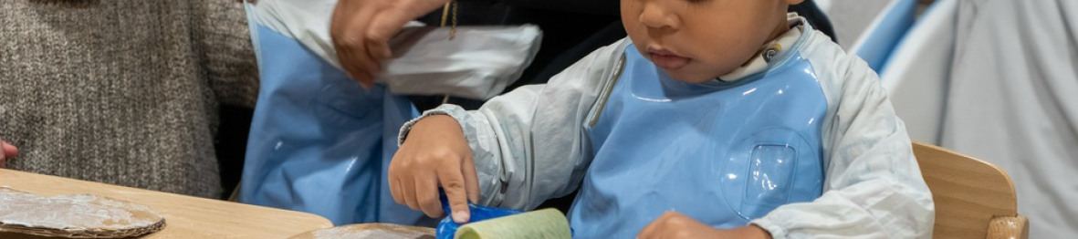 Deux enfants en crèche en activité 