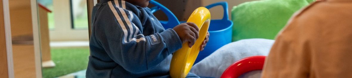 Deux enfants qui jouent en crèche 