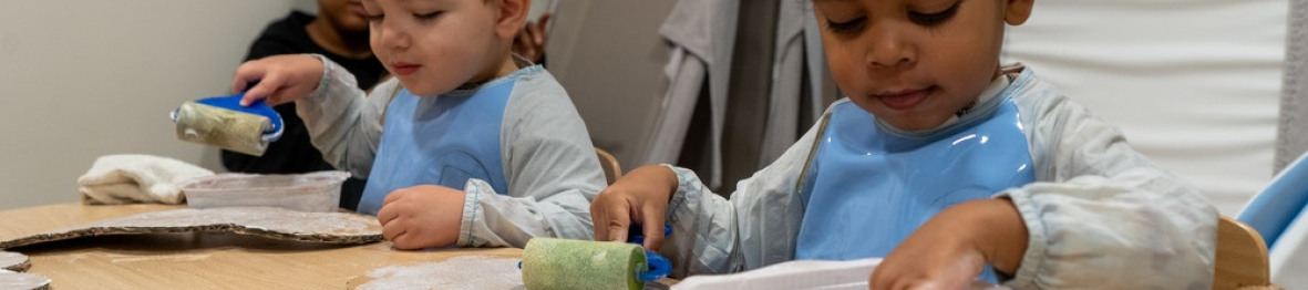 Deux enfants en crèche en activité 