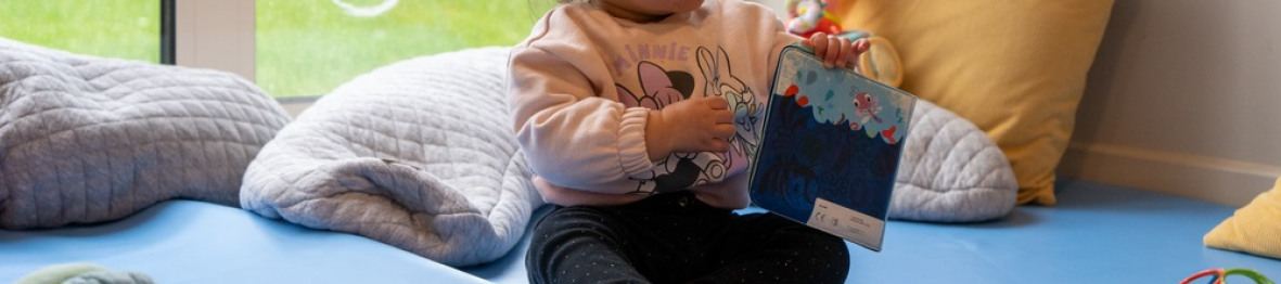 Un enfant en crèche Babilou qui joue  