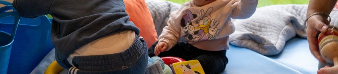 Deux enfants en crèche qui jouent