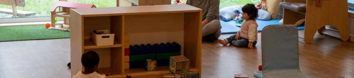 Une pro en crèche en interaction avec un enfant