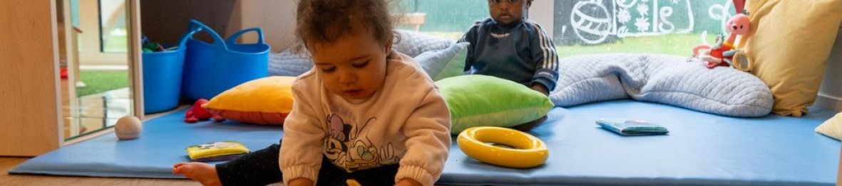 Deux enfants en crèche Babilou qui jouent