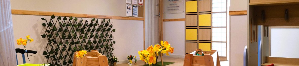 Espace de jeux avec mur végétalisé au sein de la crèche Babilou Pacé Trieux 