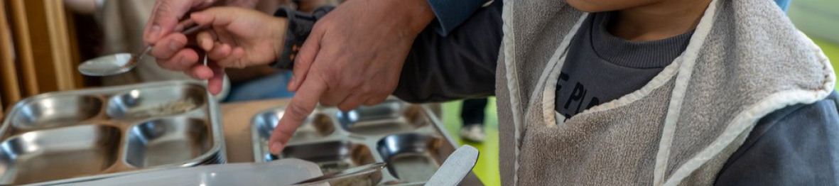 Un enfant en crèche à l'heure du repas