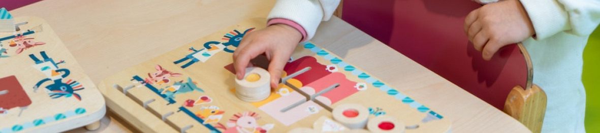 Un enfant en crèche qui joue 