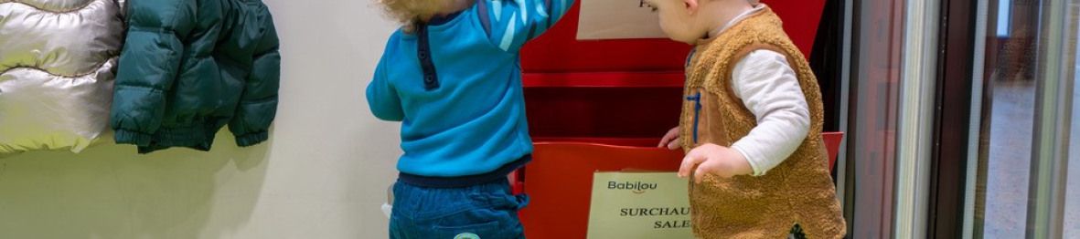 Deux enfants en crèche qui jouent