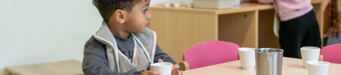Un enfant en crèche à l'heure du repas