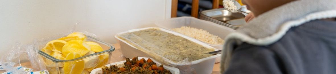 Un enfant en crèche à l'heure du repas