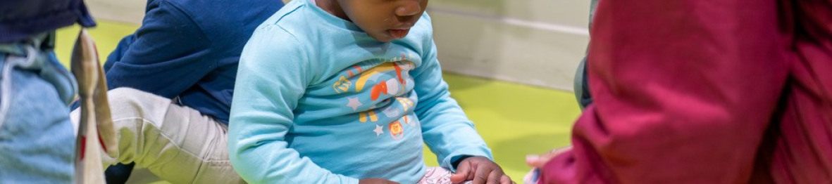 Une pro avec un groupe d'enfants 