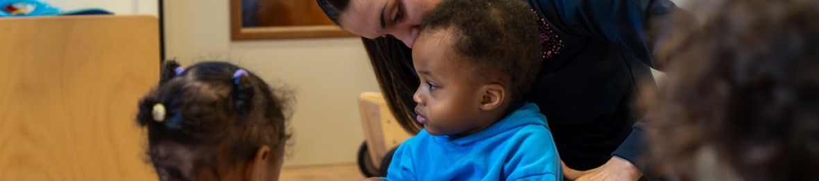 Une pro en crèche avec un groupe d'enfants