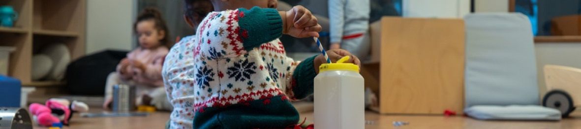 Un enfant en crèche qui joue 