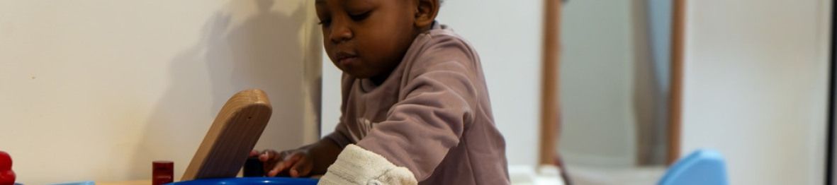 Une enfant en crèche Babilou qui joue 
