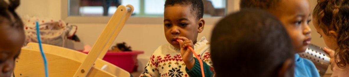 Un groupe d'enfants en crèche en pleine activité 