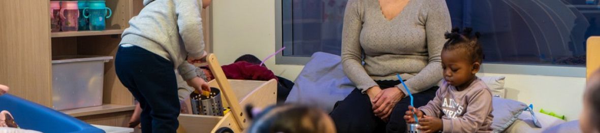Une pro en crèche avec un groupe d'enfants