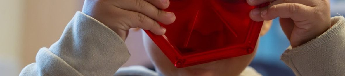Un enfant en crèche qui joue 