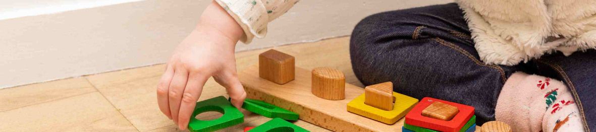 Un enfant en crèche Babilou qui joue 