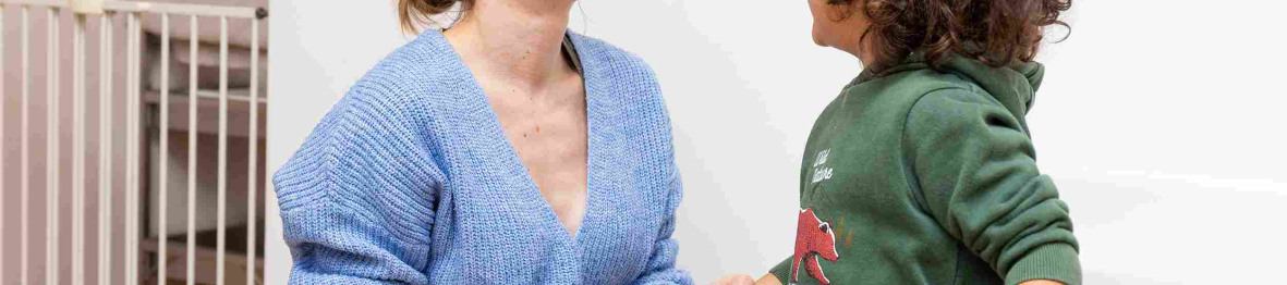 Une pro en interaction avec un enfant