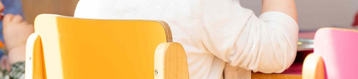 Un enfant en crèche qui mange