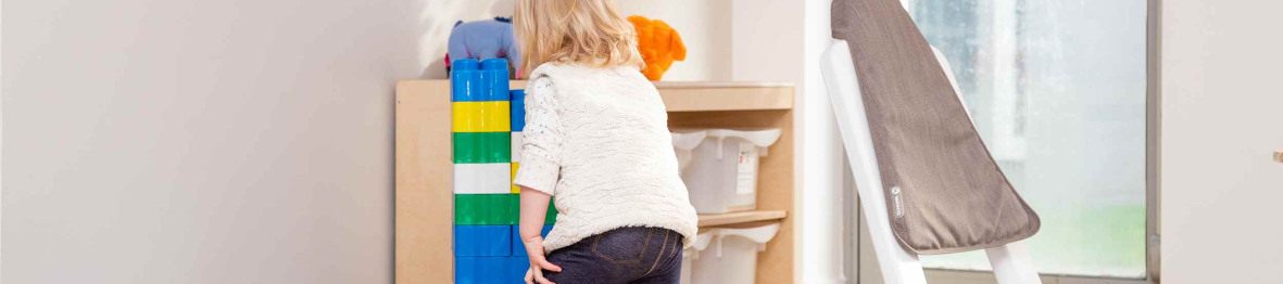 Un enfant en crèche qui joue 