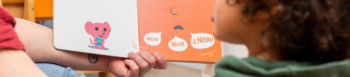 Un enfant en crèche qui lit