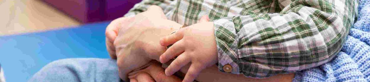 Une pro et un enfant en crèche