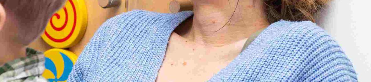 Une pro et un enfant en crèche 