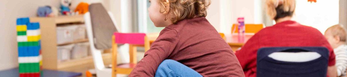 Un enfant en crèche qui joue 