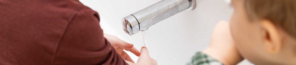 Deux enfants en crèche Babilou qi se lave les mains