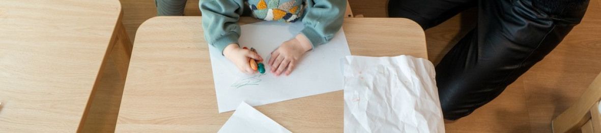Un enfant en crèche qui joue 