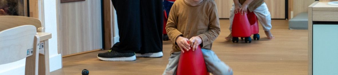 Un enfant en crèche qui joue 