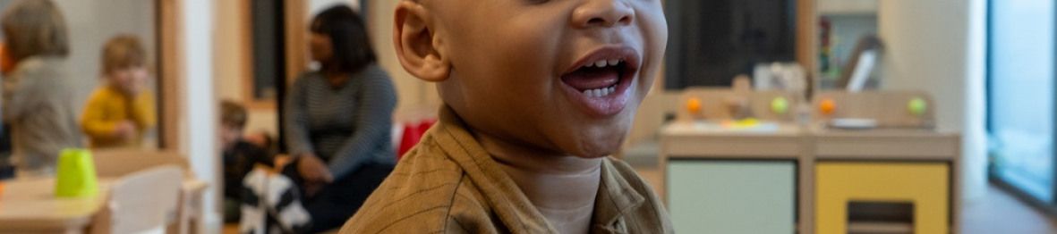 Un enfant en crèche Babilou qui joue 