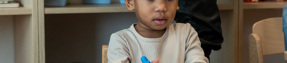 Un enfant en crèche Babilou qui joue 