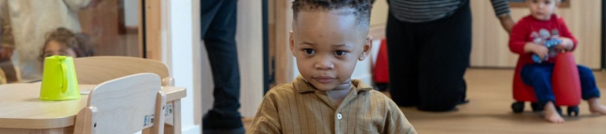 Un enfant en crèche qui joue 