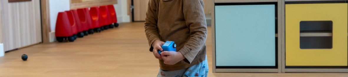 Un enfant en crèche Babilou qui joue  