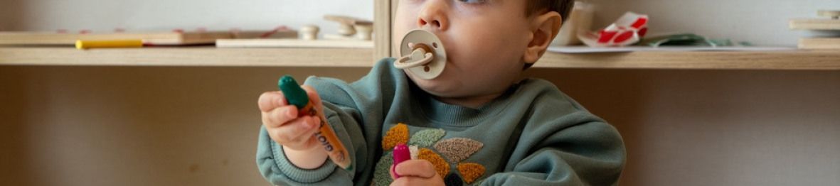 Un enfant en crèche qui joue 
