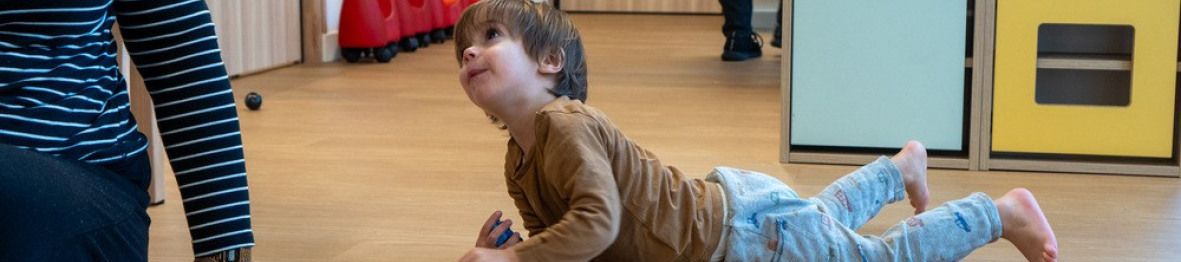 Une pro en crèche en interaction avec un enfant