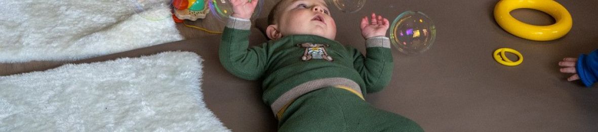 Un bébé en crèche allongé 