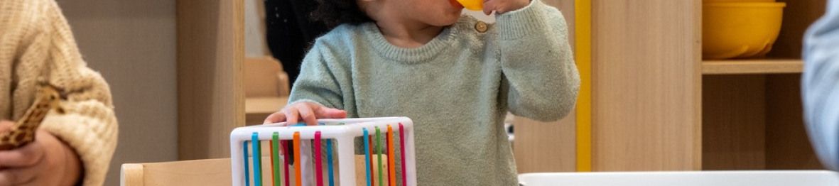 Un enfant en crèche qui joue 