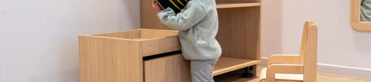 Un enfant en crèche qui joue 