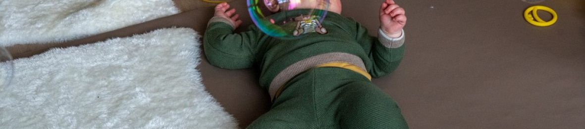 Un bébé en crèche allongé 