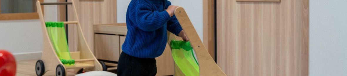 Un enfant en crèche qui joue