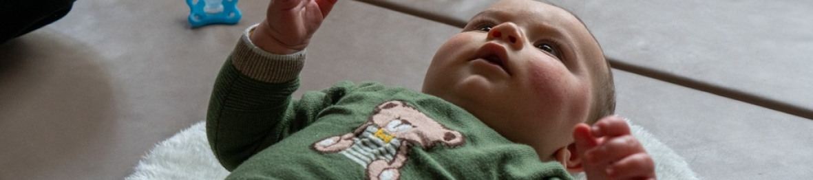 Un bébé en crèche allongé 