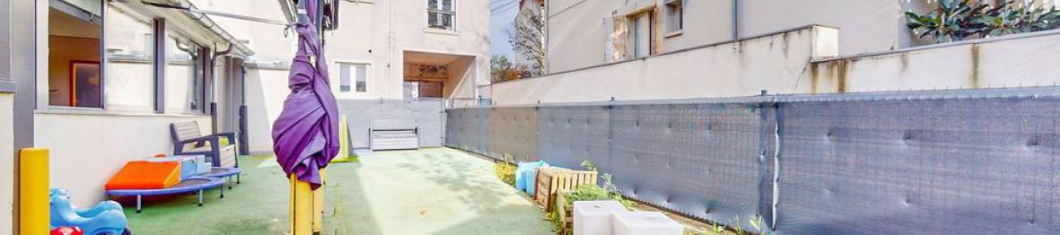 Extérieur de la crèche Babilou Montrouge Verdier avec jouets