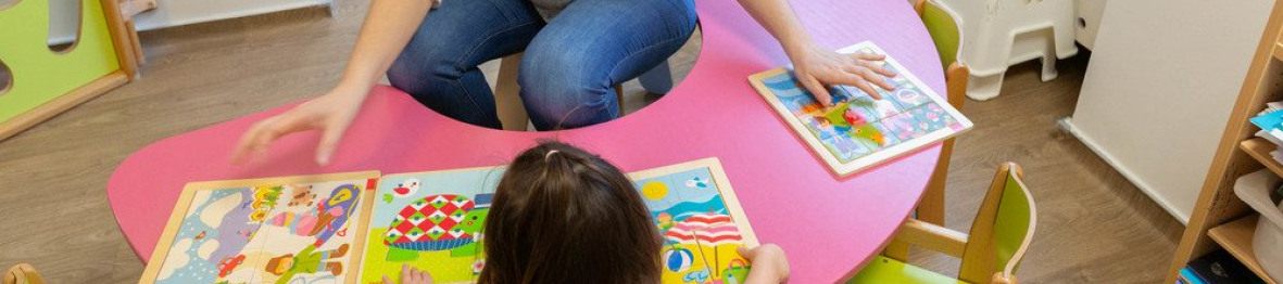 Une pro en crèche qui joue avec un enfant