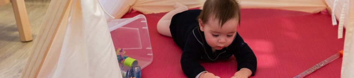 Un bébé en crèche allongé